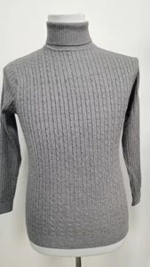 Vista dettagliata del maglione grigio a collo alto con trama a trecce e coste sottili