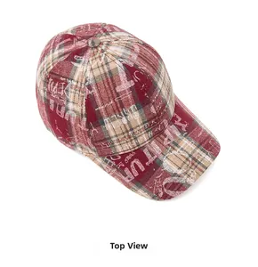 Vista dall'alto di cappello baseball vintage a quadri rossi con stampa di lettere