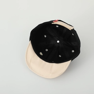 Détails de l'intérieur d'une casquette bébé en coton avec bandeau beige et coutures