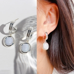 Orecchini ovali in argento con pietra azzurra e dettaglio a cuore minimalista