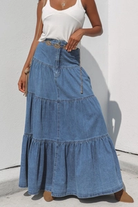 Dettagli della gonna lunga in denim a balze blu con strati e trama bohémienne