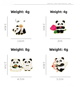 Detaillierte Maße und Gewicht süßer Cartoon-Panda-Hochzeitsanstecknadeln aus Zinklegierung