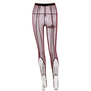 Détail du legging en tulle bordeaux avec découpes aux mollets et design à étriers