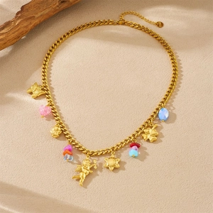 Détails d'un collier en acier inoxydable doré avec des breloques papillon et ange colorées