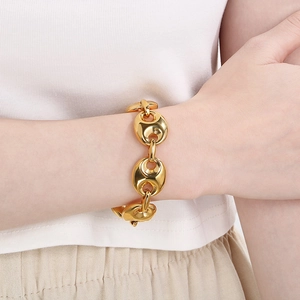 Bracciale a catena a chicco di caffè in acciaio inossidabile dorato 18K su un modello