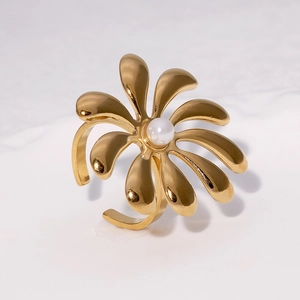 Adjustable 18k gold plated stainless steel flower ring with a white pearl centerpiece