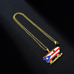 Détail du pendentif drapeau Porto Rico avec finition dorée et émail sur tissu noir