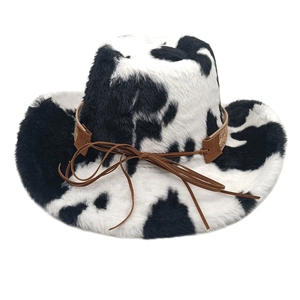Détail du chapeau de cowboy en fausse fourrure motif vache avec lanière cuir