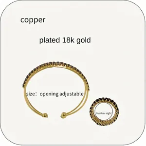Conjunto de joyas de cobre bañado en oro de 18K con brazalete abierto y anillo con piedras negras