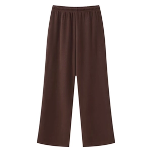 Detailansicht der dunkelbraunen Lounge-Hose mit elastischem Bund und weichem Stoff