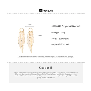 Dimensions détaillées de boucles d'oreilles pompons dorées de 10cm avec perles nacrées