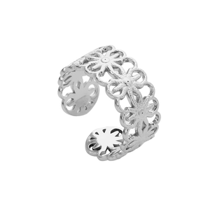Détail de la bague ouverte en acier inoxydable argenté avec motifs marguerites évidés