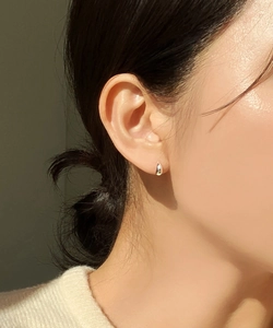 Nahaufnahme minimalistischer S925 Sterlingsilber Tropfenohrringe am Ohr des Models