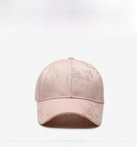 Nahaufnahme der rosa Baseballkappe mit floralem Jacquard-Muster und seidiger Textur