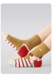 Nahaufnahme von Kinder-Baumwollsocken mit bunten Streifen und süßen Cartoon-Katzenmotiven