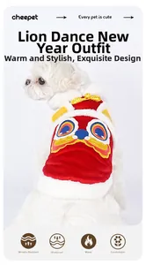 Détail de gilet festif pour animaux avec broderie lion et bordure en fourrure blanche
