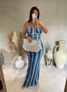 Détail d'une robe longue dos nu à imprimé ondulé aux tons contrastés bleu et beige