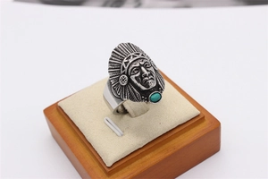 Dettaglio ravvicinato dell'anello retrò da capo indiano in oro con pietra turchese