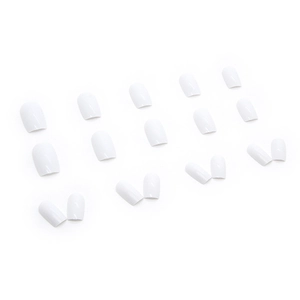 Faux ongles carrés moyens blanc crème brillant disposés sur un fond minimaliste chic