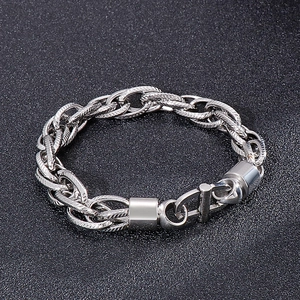 Détail du bracelet chaîne punk argenté avec doubles maillons texturés et fermoir robuste