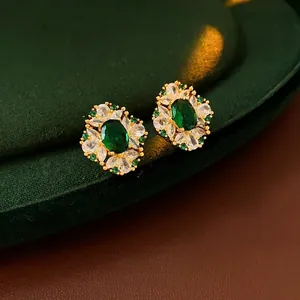 Boucles d'oreilles fleurs vintage en zircon vert avec placage d'or sur velours