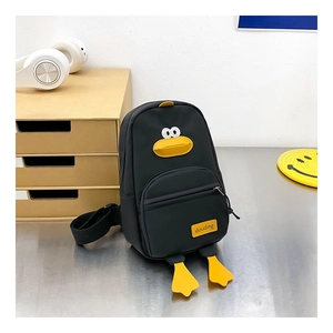 Dettaglio del borsello nero a forma di papera per bambini con becco giallo e logo douding