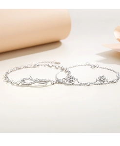 Dettaglio dei bracciali di coppia in argento 925 con spine, rose e piccoli diamanti bianchi