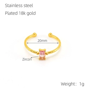 Détail d'une bague en acier inoxydable plaqué or 18K avec zircon rose taille émeraude