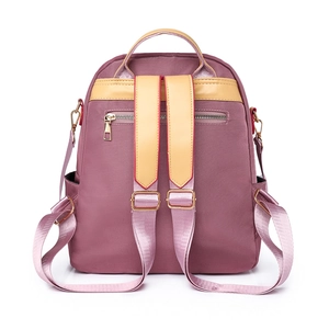 Zaino minimalista in nylon viola e pelle kaki mostrato dalla vista posteriore
