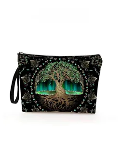 Détail du motif arbre de vie sur trousse de maquillage noire en toile avec zip métallique