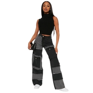 Damen Set mit schwarzem ärmellosem Rollkragenoberteil und grauer Patchwork Cargo Jeans