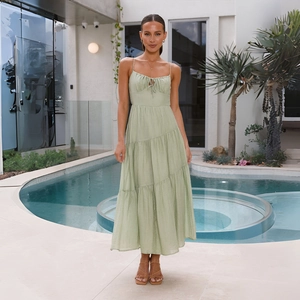 Hellgrünes rückenfreies Maxikleid mit Spaghettiträgern und gestuftem Rock für Damen