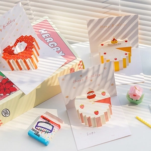 Biglietto d'auguri 3D pop-up con torta alle fragole e luce naturale calda