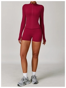 Set da yoga rosso scuro con giacca a maniche lunghe con fori per i pollici e pantaloncini a vita alta