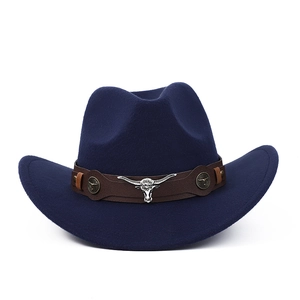 Détail du chapeau de cowboy en feutre avec bande en cuir et ornement tête de taureau