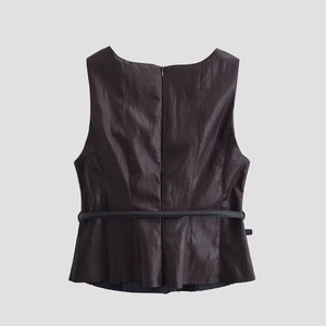 Gilet sans manches en similicuir marron foncé avec zip arrière et ceinture assortie