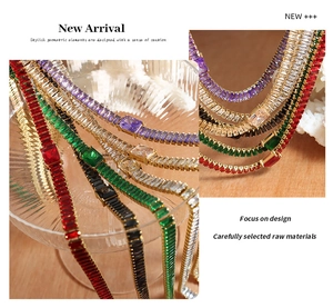 Dettaglio macro di bracciali tennis geometrici con zirconi colorati e montatura a griffe