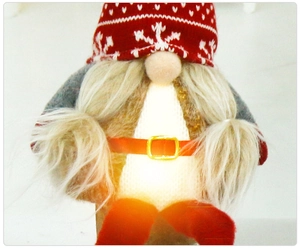 Gnome de Noël en peluche lumineux avec bonnet rouge tricoté et longue barbe blanche