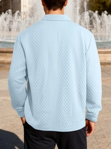Vista esterna di una polo da uomo azzurra con esclusivo tessuto jacquard a rombi