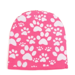 Makro-Detail einer rosa Strickmütze mit einem niedlichen weißen Pfotenabdruck-Jacquardmuster