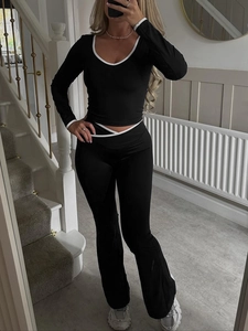 Ensemble deux pièces noir Y2K avec bordures blanches contrastées et pantalon évasé