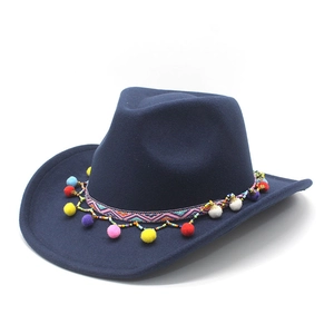 Détail d'un chapeau de cowboy en feutre bleu marine avec pompons bohèmes colorés