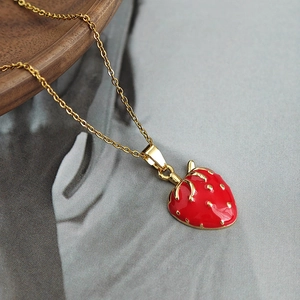 Collier fraise en émail rouge exquis avec feuilles dorées sur chaîne à maillons fins