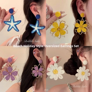 Vue détaillée de boucles d'oreilles fleurs au crochet faites main en bleu, jaune, violet et blanc