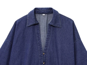 Dettaglio camicia in denim blu scuro con bottoni in bronzo e doppie cuciture
