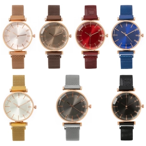 Montres à quartz pour femmes avec bracelets maillés en sept couleurs métalliques variées