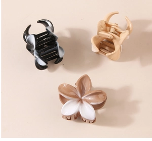 Drei Haarklammern im Set mit Blumen- und Horn-Design in Beige und Braun-Verlauf