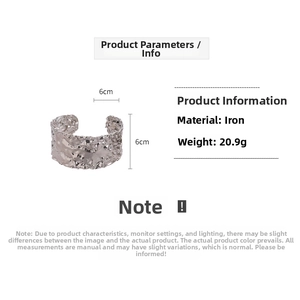 Dettaglio della trama stropicciata irregolare e dimensioni 6 cm del bracciale in metallo