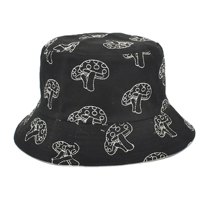 Vue détaillée d'un chapeau bob noir avec broderie de champignons blancs et coton de qualité