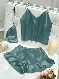 Detailansicht des 3-teiligen Damen-Pyjama-Sets aus Seidensatin in elegantem Blaugrün